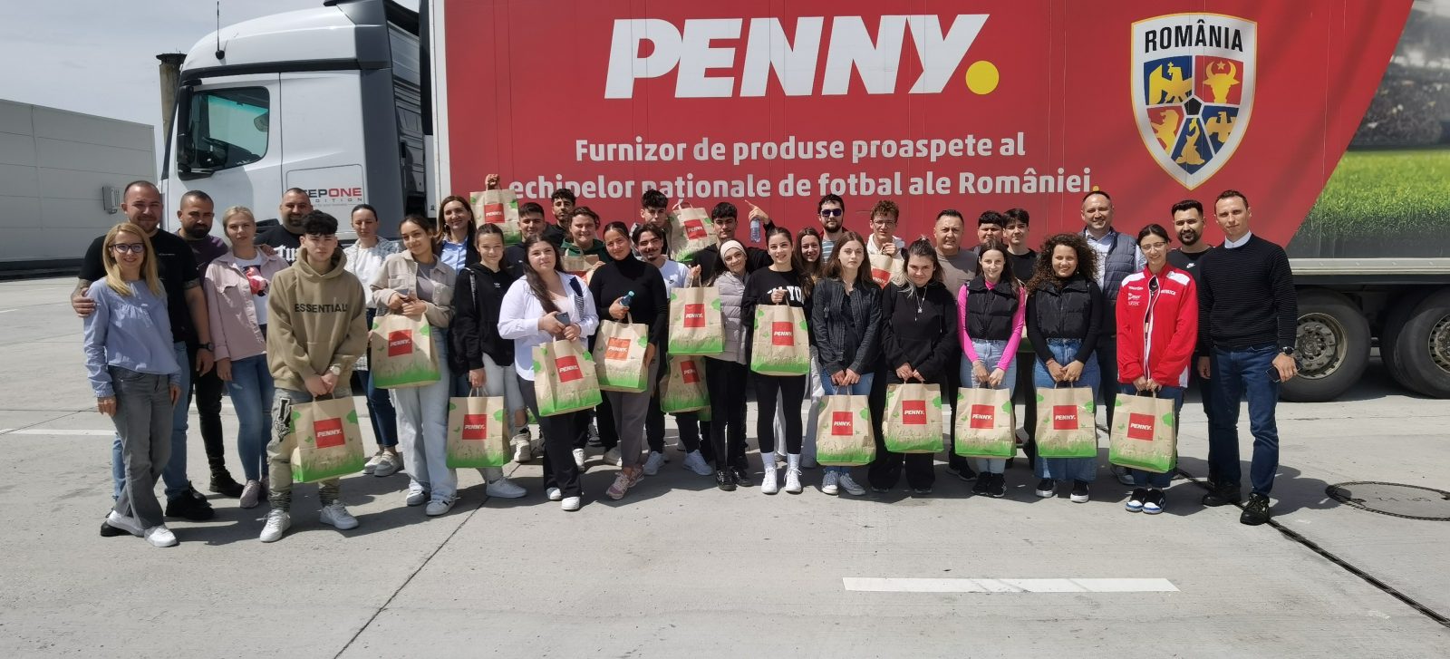 PENNY sprijină accesul la educație al elevilor din mediul rural prin programul Vreau în clasa a 9-a