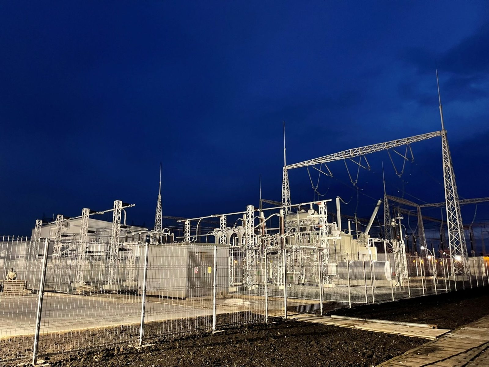 Prima instalație de compensare a energiei reactive de tip STATCOM, pusă în funcțiune la Sibiu 2 energie electrica statie de transformare transelectrica sibiu statcom curent 2
