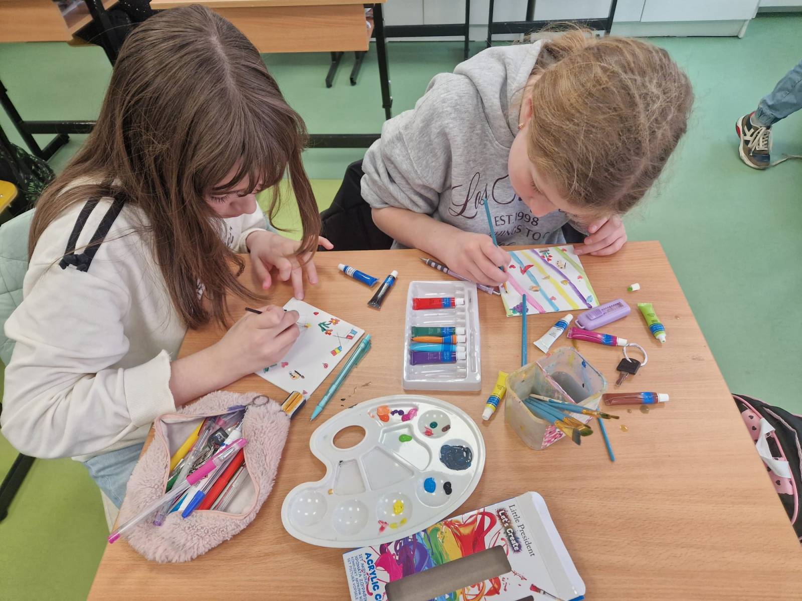 Copiii picteaza repere francofone la atelierele de limba franceza