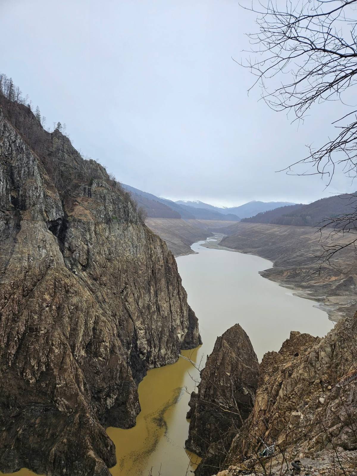 Hidroelectrica începe procesul de umplere controlată a acumulării Vidraru 2 660513613 1631053454635103 3936282815373321560 n