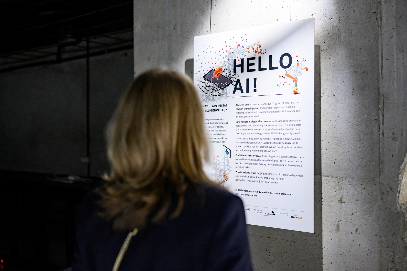 Expoziție interactivă despre impactul tehnologiei și IA asupra societății și mediului și stereotipurile IA privind munca și familia la One World Romania