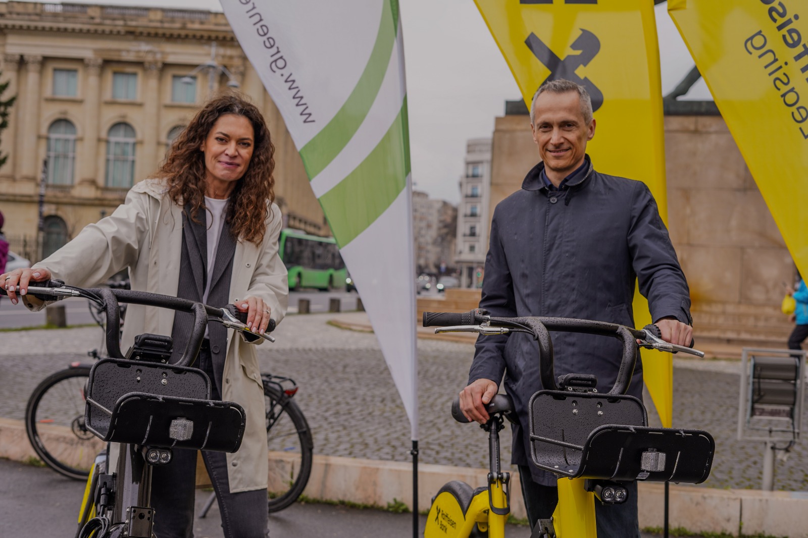 Raluca Fiser presedinte Green Revolution si Bogdan Popa VP Raiffeisen Bank