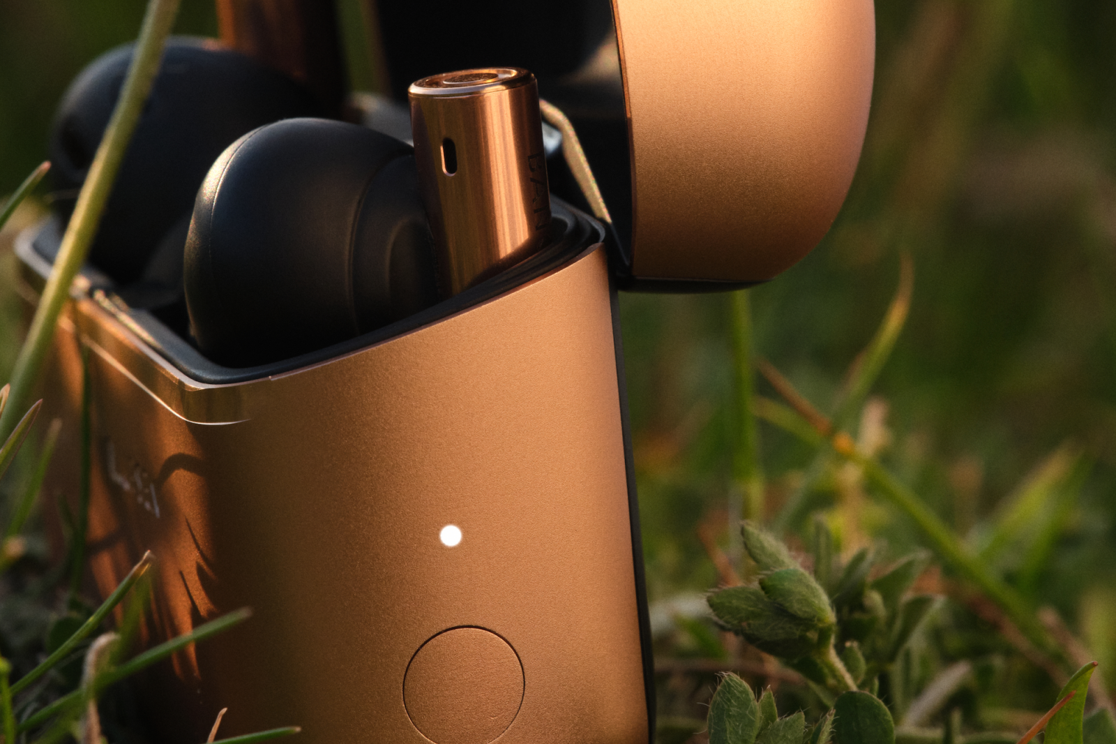 Bang & Olufsen lansează căștile Beo Grace în nuanța Honey Tone 6 The sound of things to come 2025 Beo Grace Digital EN 1200x800 Crop Clean 1