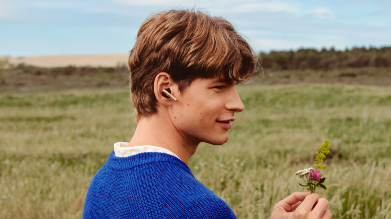 Bang & Olufsen lansează căștile Beo Grace în nuanța Honey Tone 1 The sound of things to come 2025 Beo Grace Digital EN 1920x1080 Crop Clean