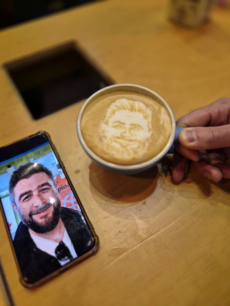 barista Florin Lemnaru latte art1