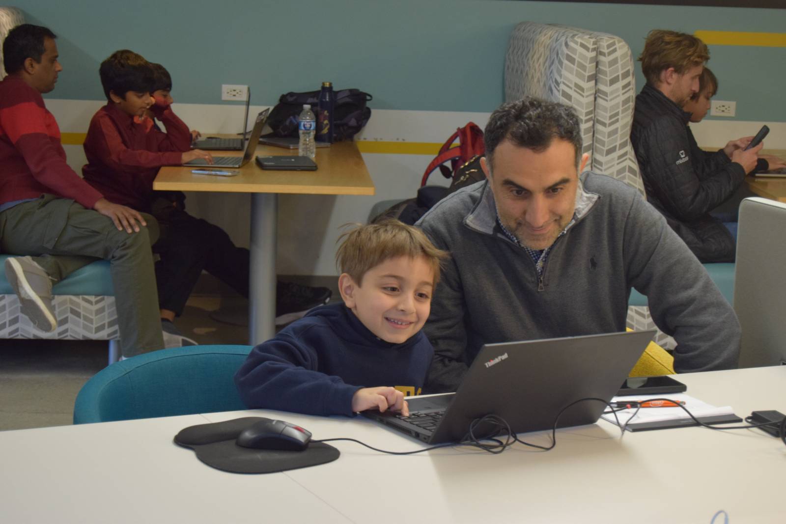 Elevii pot crea jocuri, folosind AI, fără să știe programare 2 elevi inteligenta artificiala