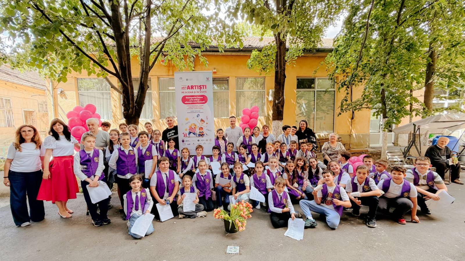 După aproape trei luni de ateliere non-formale, copiii au transformat prin muzică atmosfera dintr-un cămin de vârstnici din Timișoara 1 Copiii canta la un camin de varstnici cu asociatia pot sa ajut