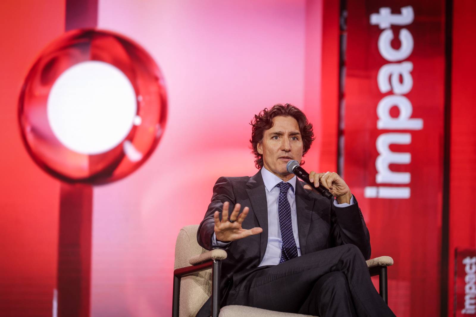 Justin Trudeau: „Suntem ultima generație care își amintește cum era fără AI” 1 Justin Trudeau pe scena IMPACT 26 Poznan