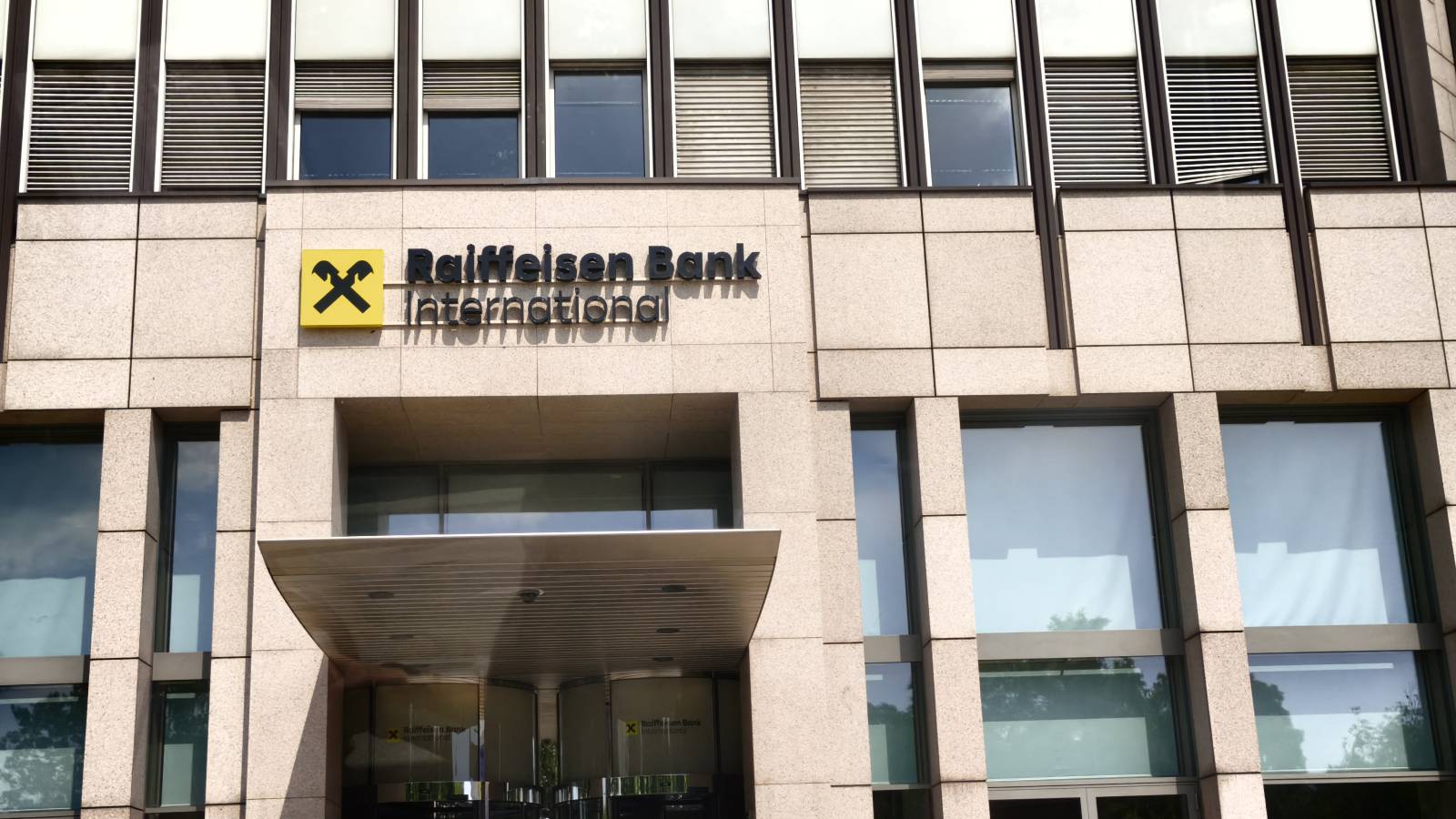 Raiffeisen Bank și Bank Pekao facilitează reciproc accesul companiilor pe piețele din România și Polonia 3 Raiffeisen Bank International