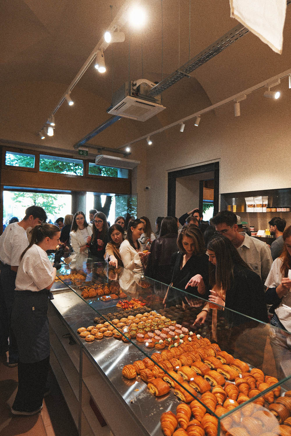 Meron Bakery se deschide într-o clădire istorică din Piața Unirii din Cluj-Napoca 1 Meron Bakery interior