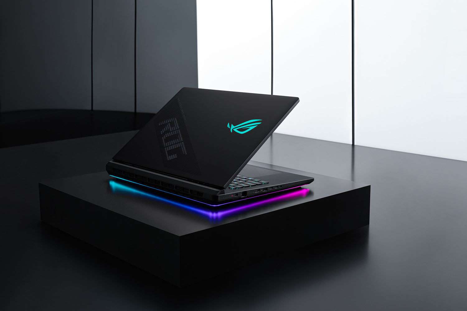 ASUS Republic of Gamers a lansat ROG Strix SCAR 18, noul laptop flagship de gaming 1 ASUS ROG Strix SCAR 18