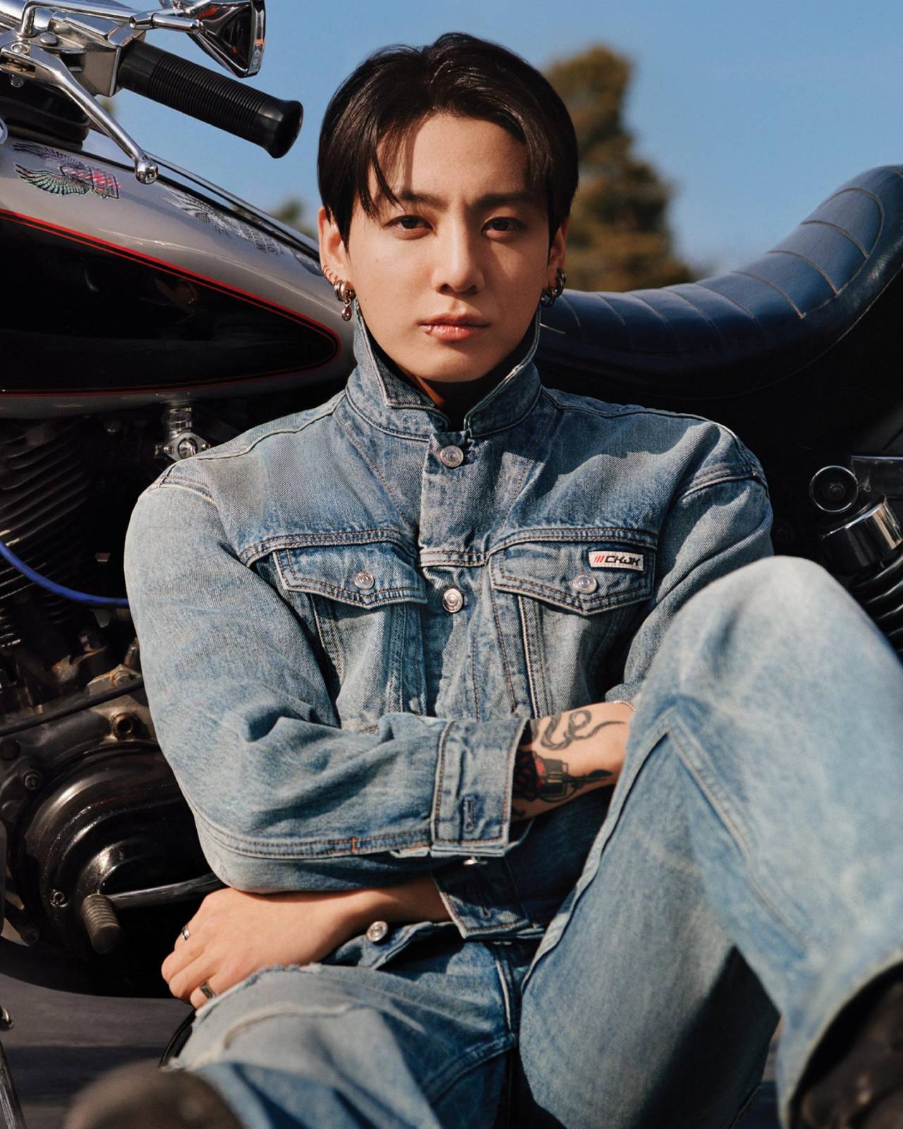Calvin Klein și Jung Kook reinterpretează simbolurile brandului printr-o nouă colaborare 1 SU26 CKJK PR 1