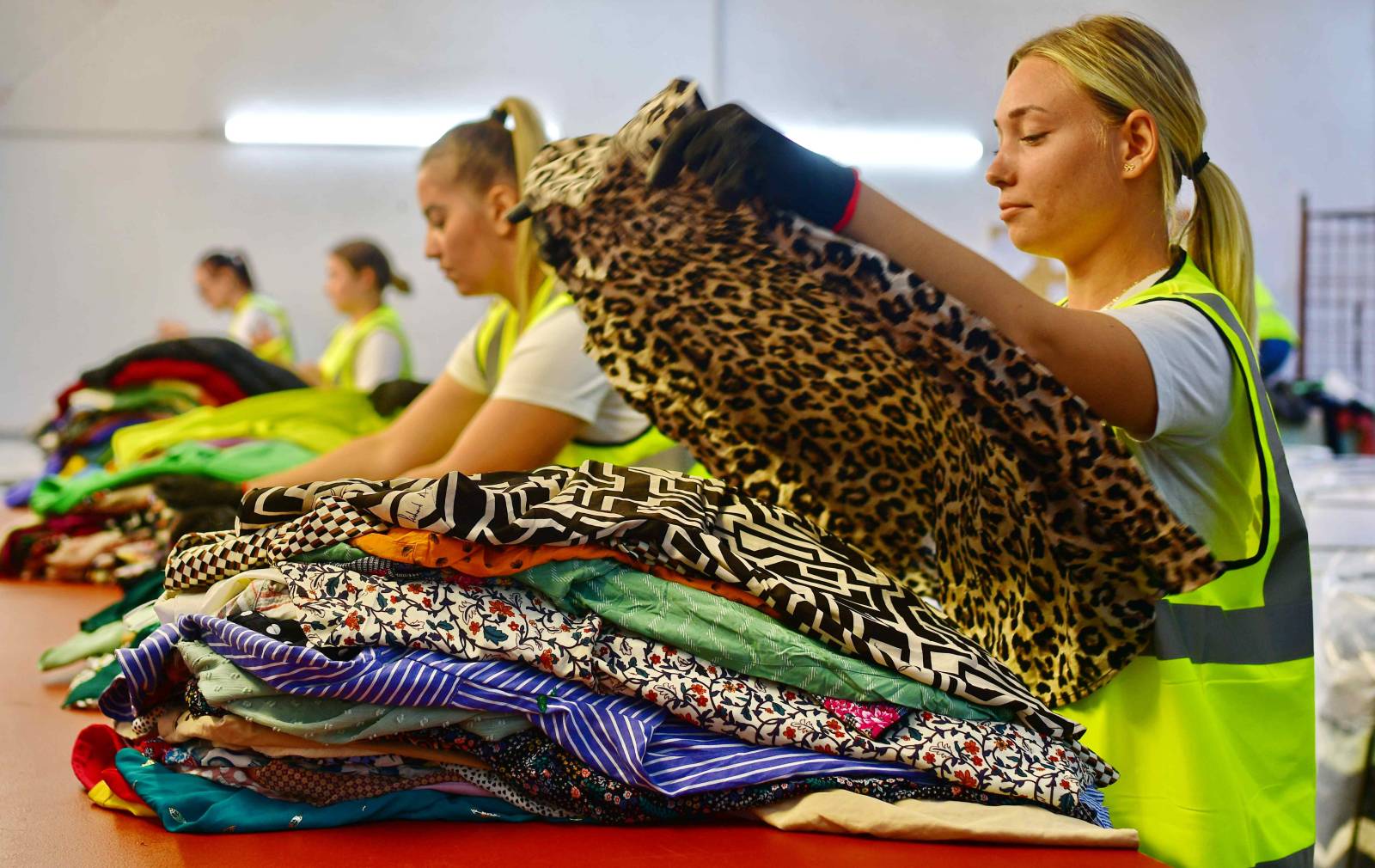 Noi reguli discutate la nivel internațional riscă să transforme milioane de textile reutilizabile în deșeuri 4 Centru sortare ARETEX.JPG