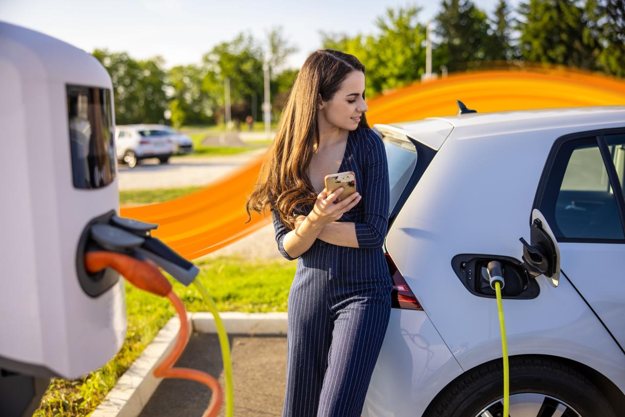 Trei din patru companii românești vor mai multe vehicule electrice în flotă 1 DKV charging low res