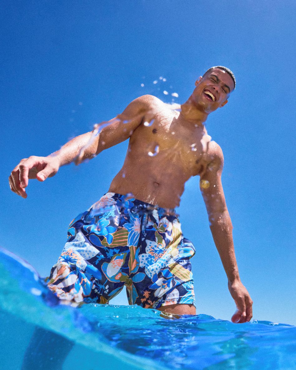 Nike aduce în magazine noile costume de baie Nike SWIM 1 Nike SWIM 2026 12