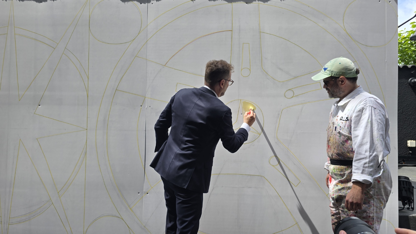De azi, la MARe, Mercedes-Benz Studio poartă pasionații mărcii într-o călătorie fascinantă de 140 de ani 1 Primele tuse de culoare puse pe perete de CEO ul Mercedes Benz Romania Kai Uwe Trillenberg