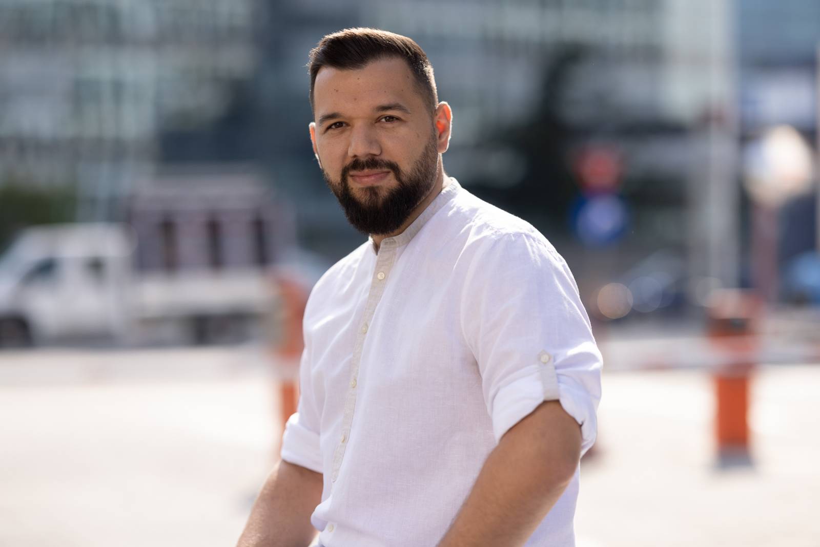 Cum se schimbă modul în care românii cumpără de pe platformele internaționale 1 Sorin Adrian Dochian Country Manager Compari.ro