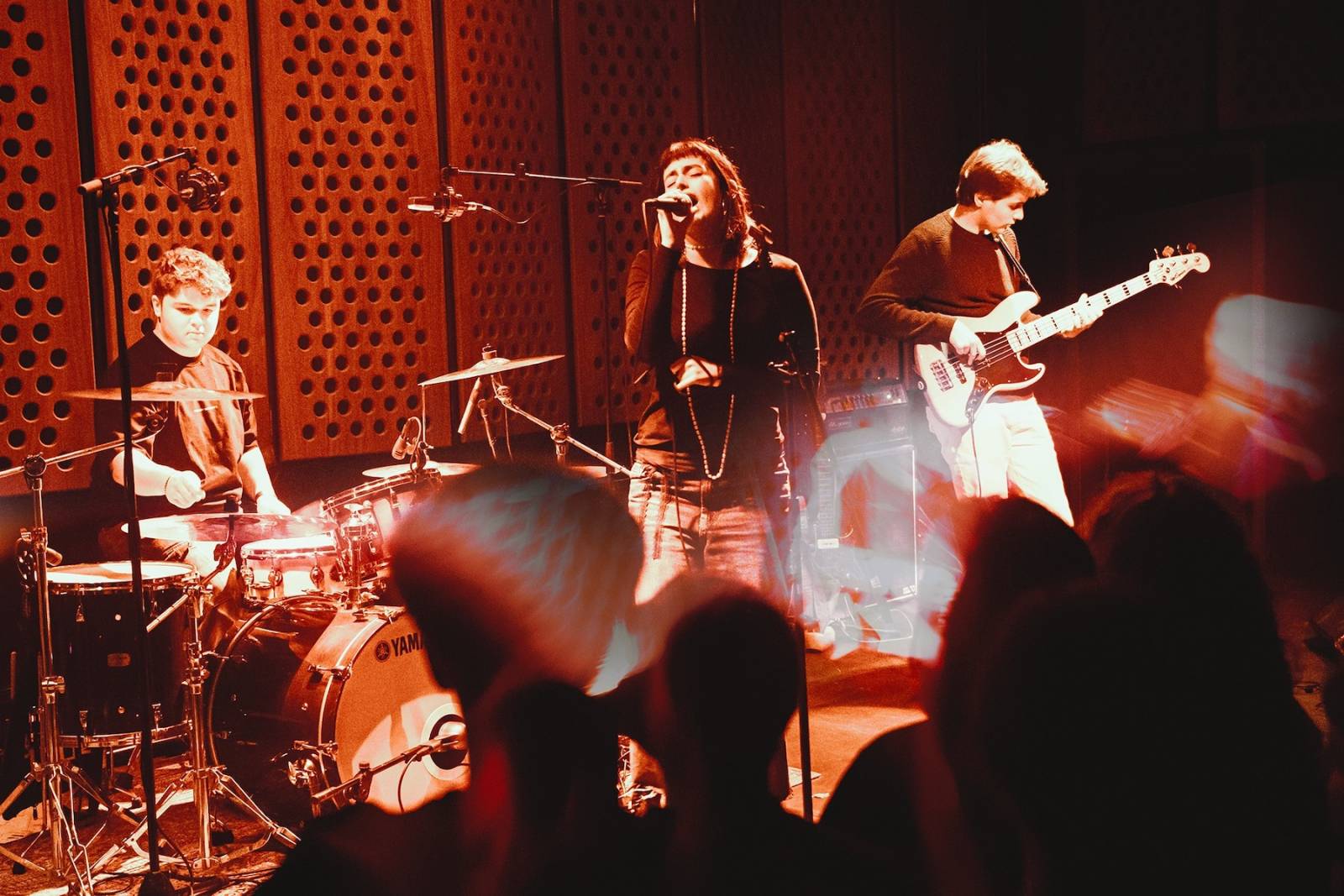 Stray Lights Festival aduce trei zile de muzică alternativă, post-punk, experimental și noise, între 31 iulie și 2 august, în București, la Control Club 6 Stray Lights Festival