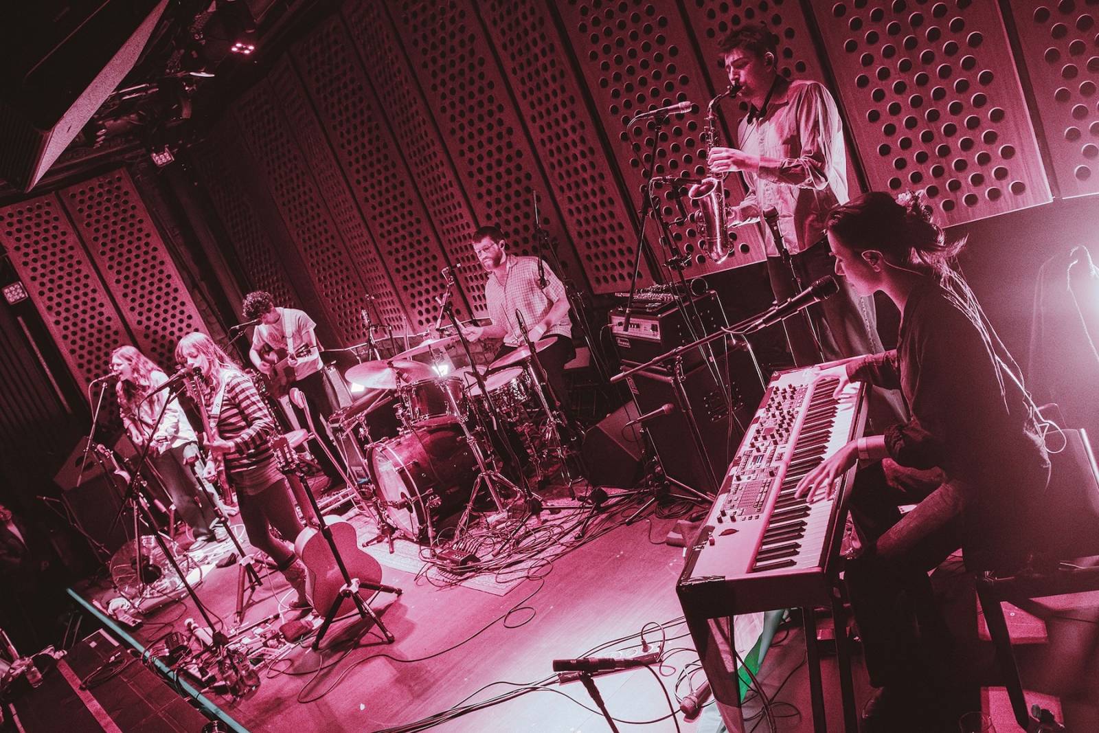 Stray Lights Festival aduce trei zile de muzică alternativă, post-punk, experimental și noise, între 31 iulie și 2 august, în București, la Control Club 7 Stray Lights Festival