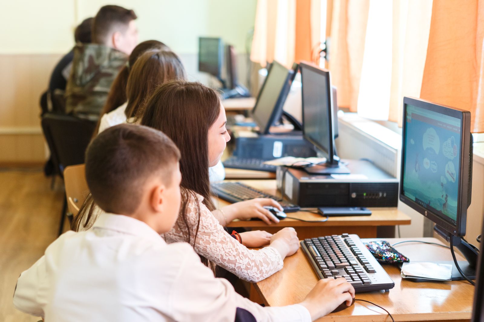 Dăm Click pe România, invitație pentru companii și cetățeni de a transforma deșeurile IT în șanse la educație și integrare 2 Vizual CP