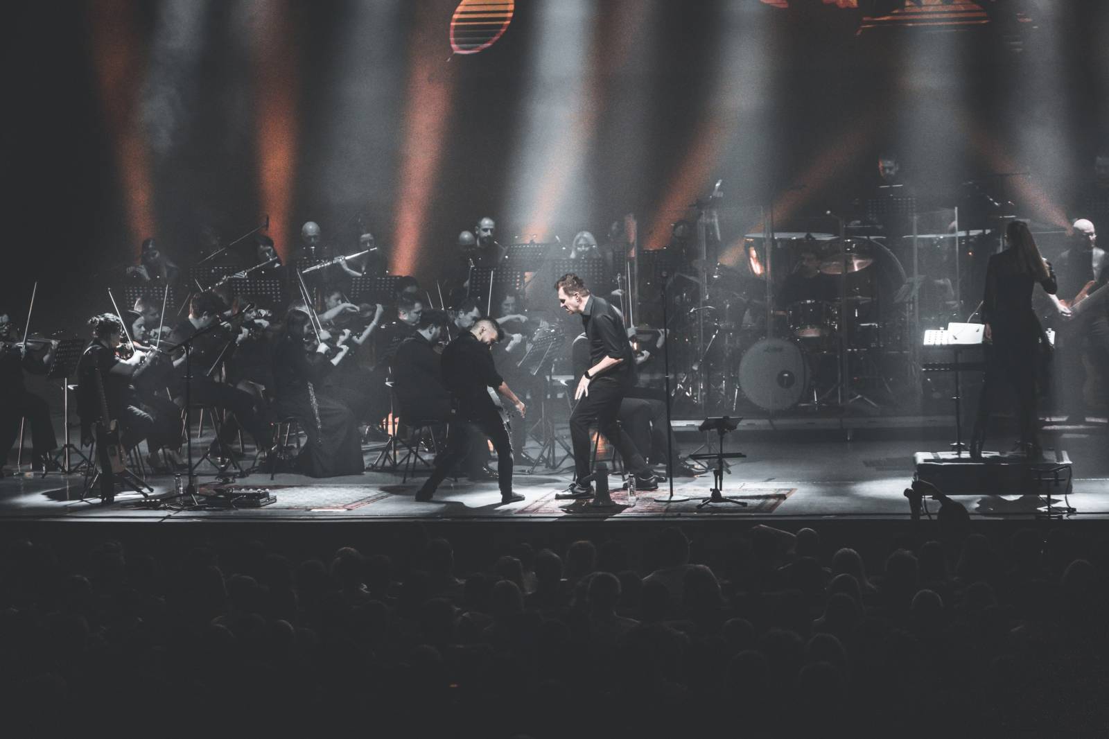 Trupa byron continuă turneul simfonic „Minunata Lume Nouă” cu un concert alături de Orchestra Simfonică a Filarmonicii „Paul Constantinescu” din Ploiești 2 După succesul producției „Minunata Lume Nouă” prezentate la Sala Palatului și după concertele susținute în mai multe orașe din țară, trupa byron continuă turneul simfonic pe 25 iunie 2026