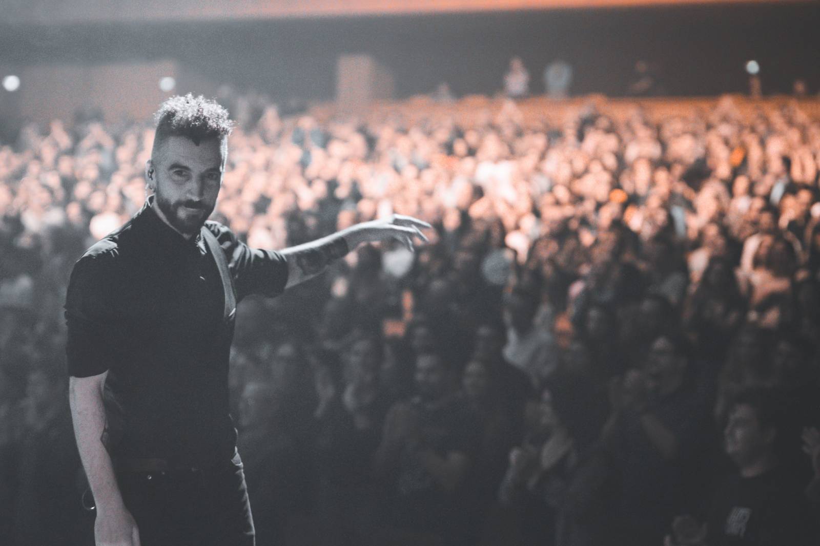 Trupa byron continuă turneul simfonic „Minunata Lume Nouă” cu un concert alături de Orchestra Simfonică a Filarmonicii „Paul Constantinescu” din Ploiești 1 După succesul producției „Minunata Lume Nouă” prezentate la Sala Palatului și după concertele susținute în mai multe orașe din țară, trupa byron continuă turneul simfonic pe 25 iunie 2026