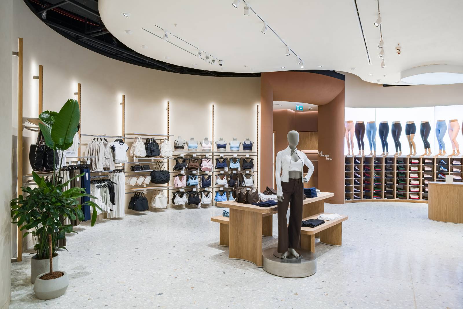 Primul magazin lululemon din România s-a deschis în București 4 lululemon 5