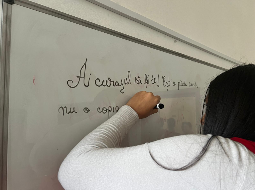 50.000 de tineri au învățat să privească dincolo de filtrele social media, prin atelierele World Vision România și Dove 4 ne incredem in educatie