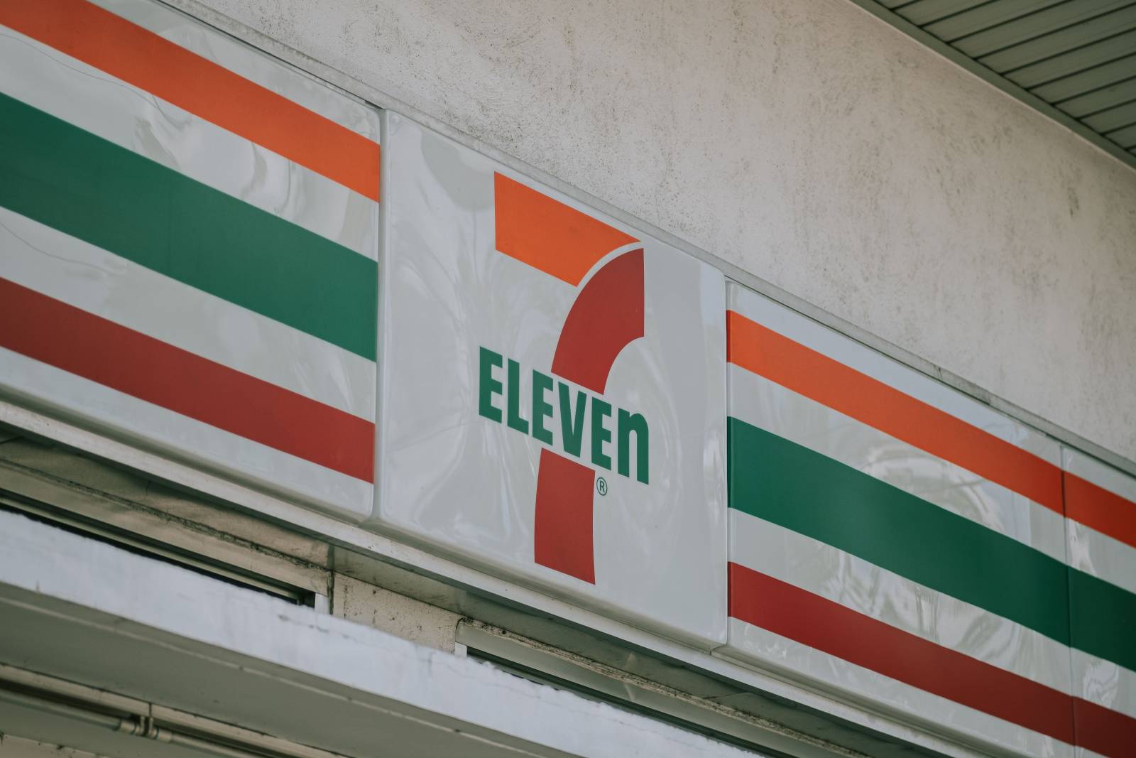 Grupul care deține magazinele 7-Eleven se pregătește să cumpere un important lanț de magazine din Europa, prezent și în România 3 7evelen magazine froo vanzare romania pexels click jeth 703137695 18530624