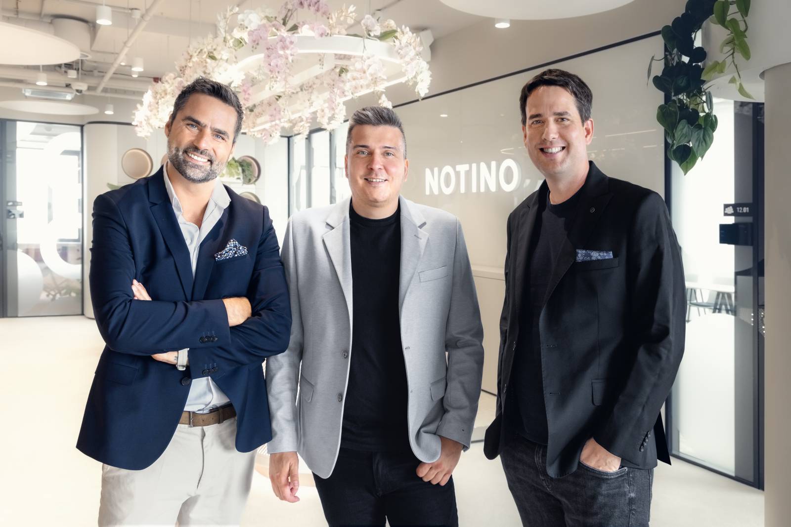 Notino a încheiat anul fiscal cu afaceri de 1,76 miliarde de euro și revine în forță în 2026 1 Bartosz Klis Lukas Havlasek si Jakub Sedy CO CEO Notino