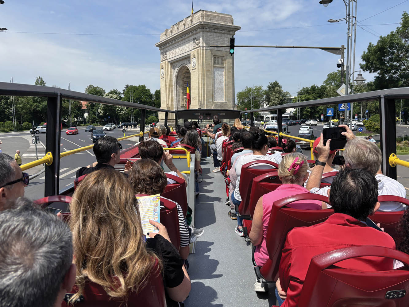 Bucharest City Tour: transportul public devine o experiență urbană și culturală 1 Bucharest City Tour