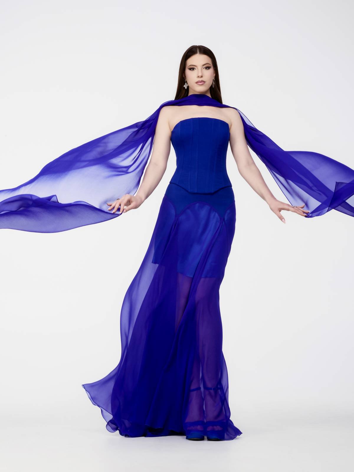 De la albastrul royal la covorul roșu. Cum transformă Ramona Nacu RIAMOR într-un brand internațional 7 CREATIILE Riamor 6