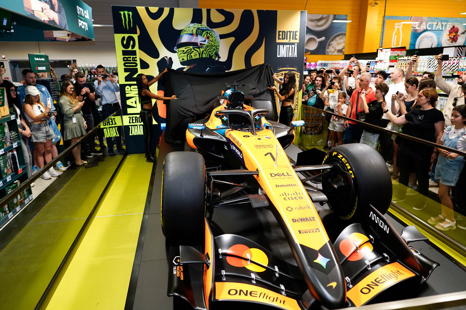 Kaufland și Monster Energy au adus în România monopostul de Formula 1 al campionului mondial Lando Norris. Unde și până când poate fi văzut acesta 1 Kaufland - Monster - monopost Lando Norris