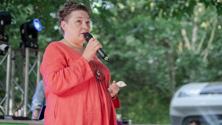Laura Sgarcitu pe scena Bucharest PRIDE Foto Larisa Balta