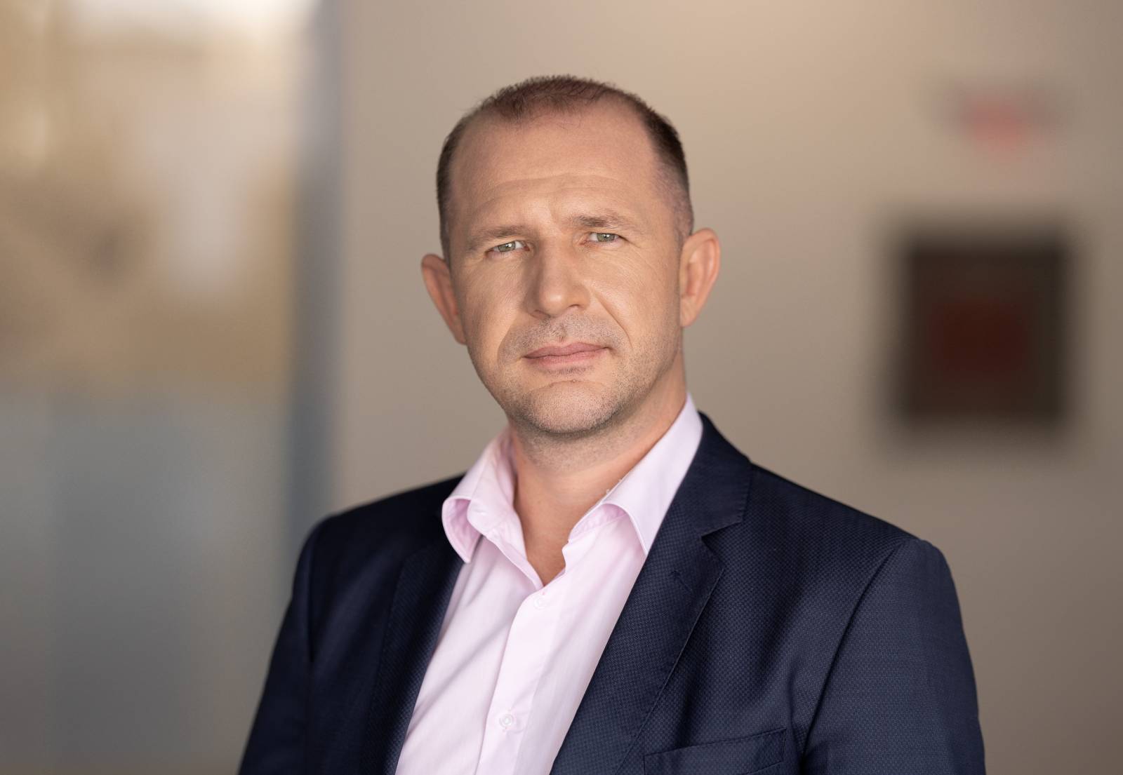 Românii sunt tot mai precauți: 3 din 10 amână investițiile și achizițiile care nu sunt urgente 1 Laurentiu Marcus Director de Vanzari Provident Romania
