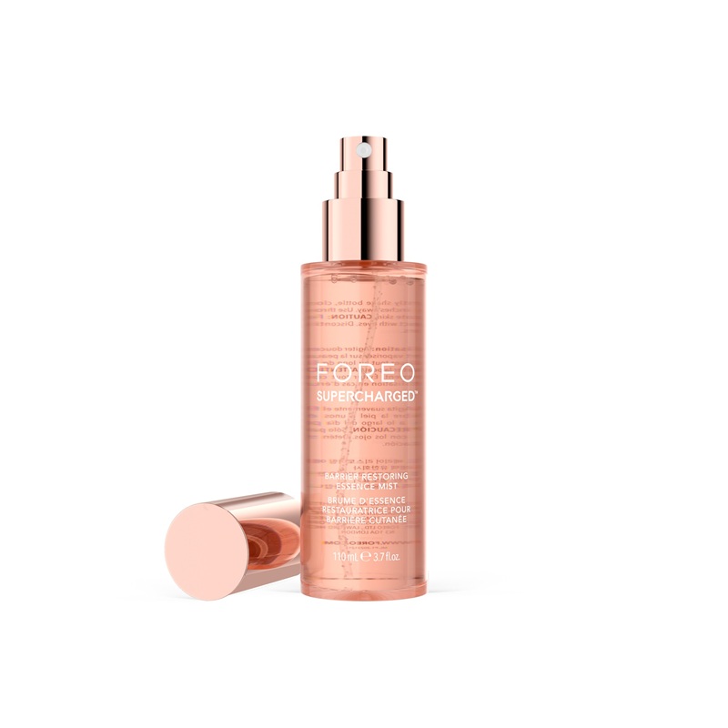 5 trucuri de skincare pentru călătorii 3 M FOREO Supercharged Barrier Restoring Essence Mist Bottle Front Open2.jpg