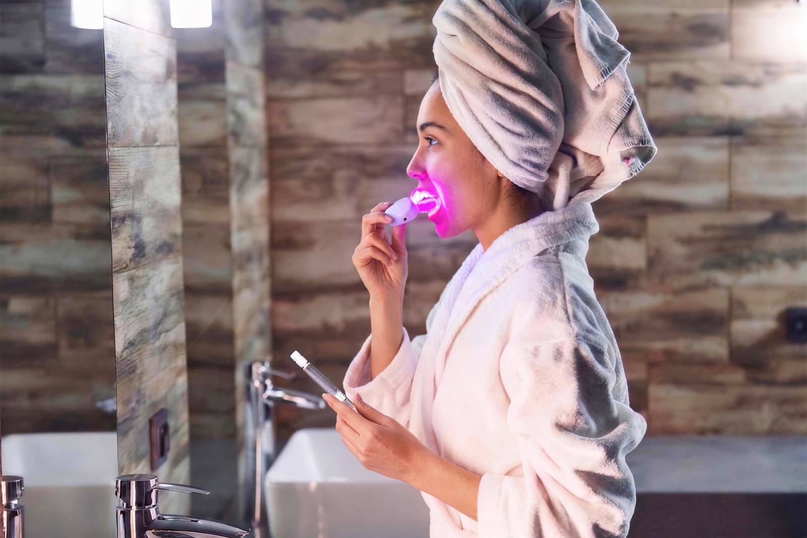 M issa Teeth Whitening Set Model Lifestyle 08.jpg