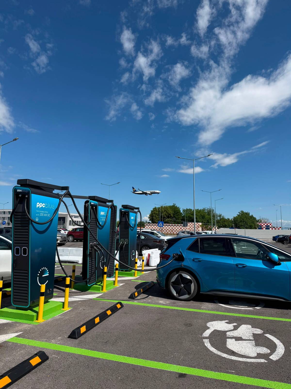Aeroportul Henri Coandă are 7 noi stații de încărcare pentru mașinile electrice 2 PPC blue aeroport