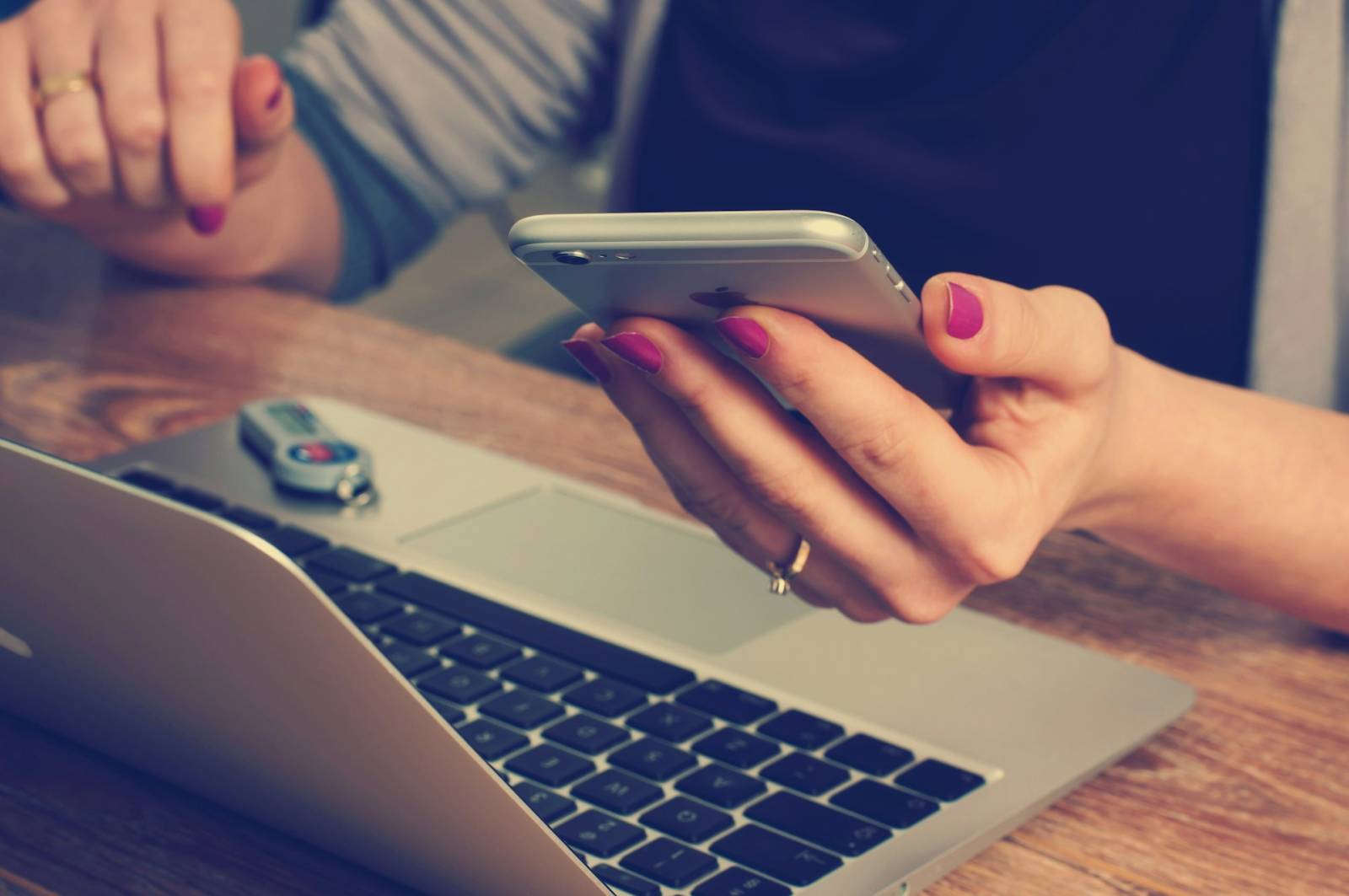ING Bank România și eMAG lansează plata prin RoPay 1 Plata online cu telefonul firmbee com SpVHcbuKi6E unsplash