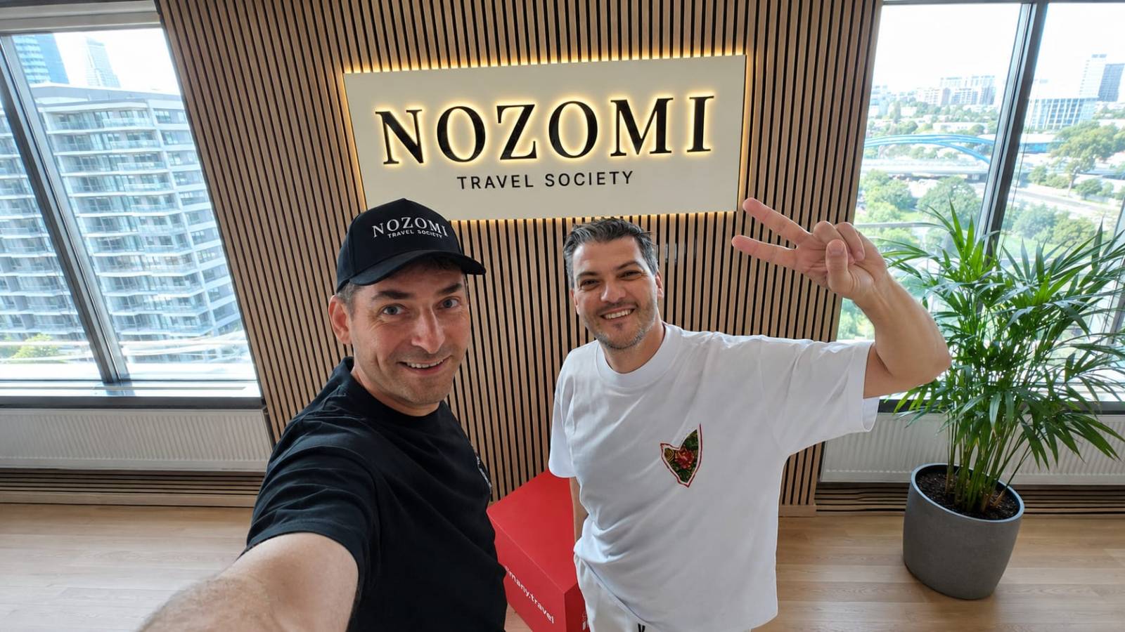 După 21 de ani de televiziune, Mihai Jurca se alătură NOZOMI Travel Society ca tour leader 4 Razvan si Jurca
