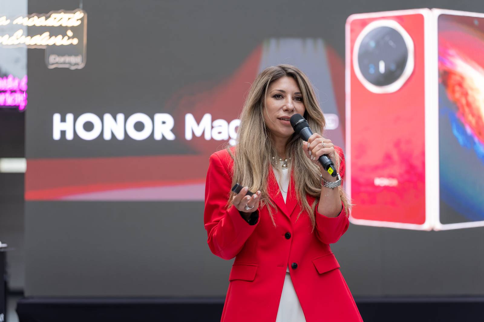 HONOR Magic V6 și HONOR Watch 6 au transformat o lansare de tehnologie într-o experiență inspirată de artă, la Art Safari București 4 Sabina Stirb Marketing Director HONOR Romania
