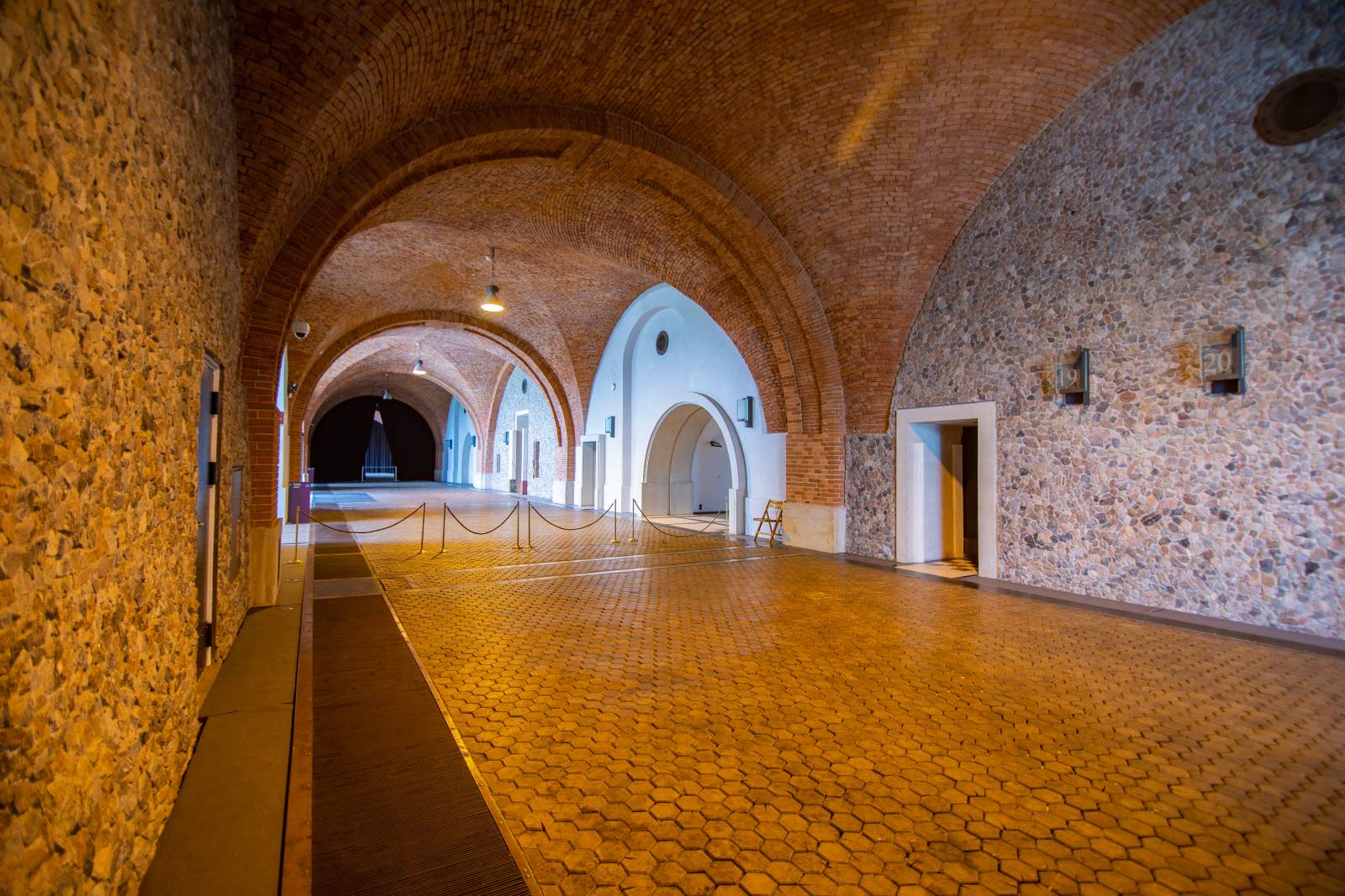 Bożena Radzio, Castelul Regal din Varșovia: Din cenușa războiului în patrimoniul UNESCO 4 arkady kubickiego fot 1 zamek krolewski w warszawie