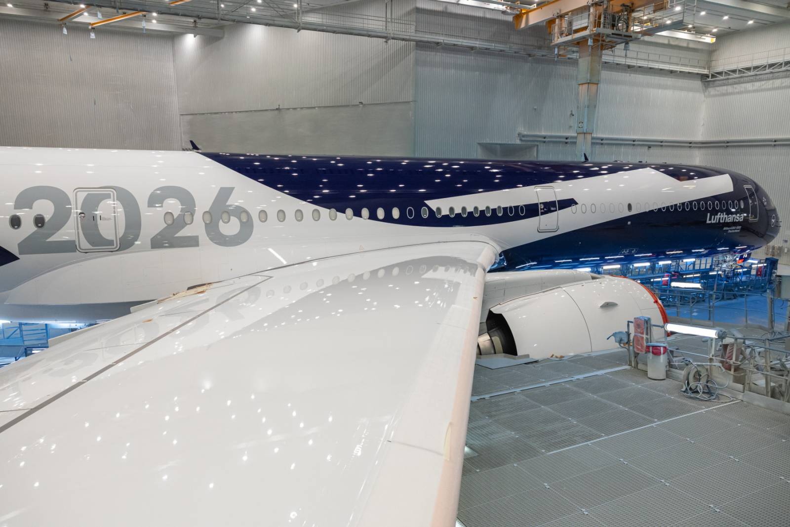 Flota aniversară Lufthansa va primi primul Airbus A350-1000 cu livery special 4 lufthansamsn799 demaskingandretouch 077