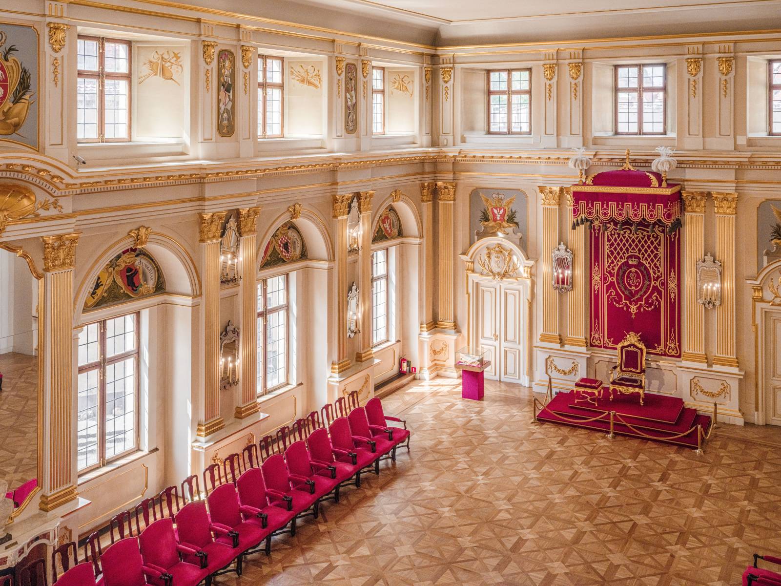 Bożena Radzio, Castelul Regal din Varșovia: Din cenușa războiului în patrimoniul UNESCO 3 sala senatorska fot 2 zamek krolewski w warszawie