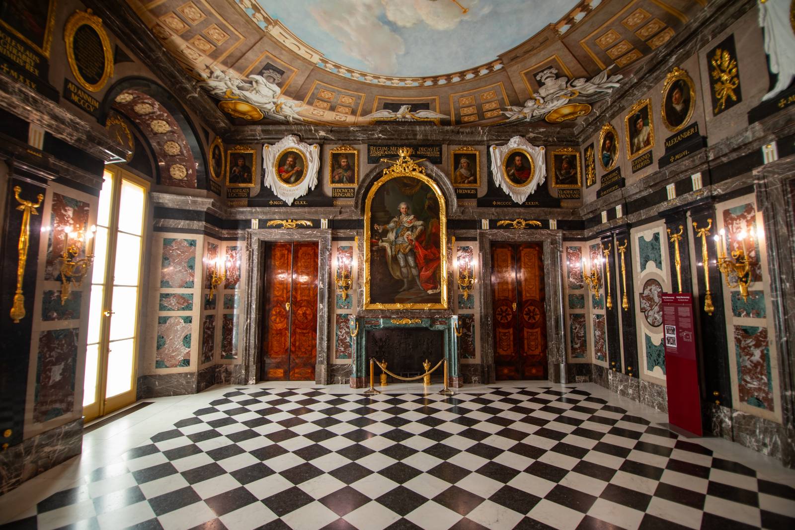 Bożena Radzio, Castelul Regal din Varșovia: Din cenușa războiului în patrimoniul UNESCO 7 zkw sala marmurowa 1