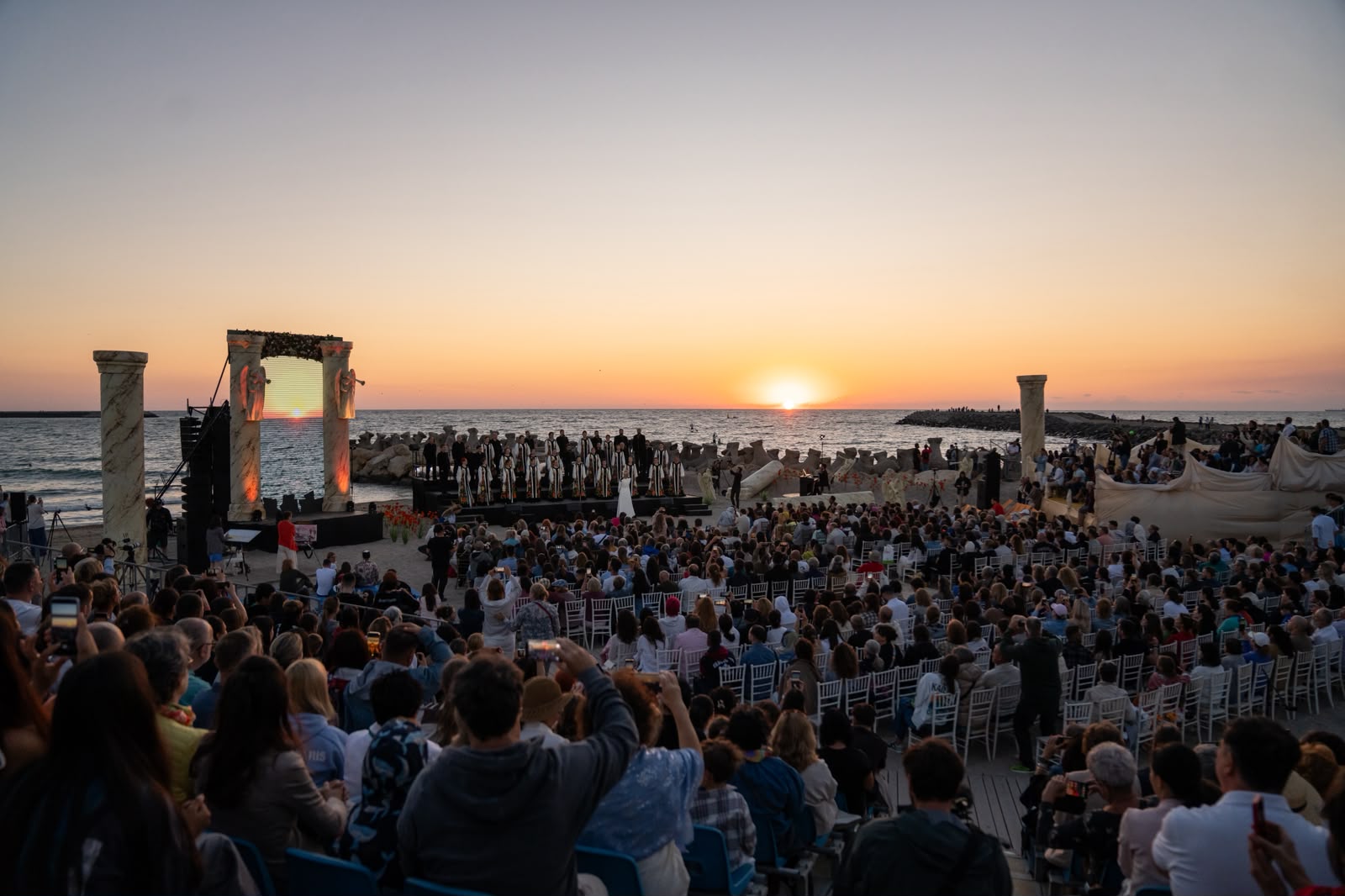 Peste 15.000 de spectatori au participat la cele șapte spectacole prezentate la Constanța de Madrigal și Programul Național Cantus Mundi 2 15.08 Madrigal la Rasarit 2