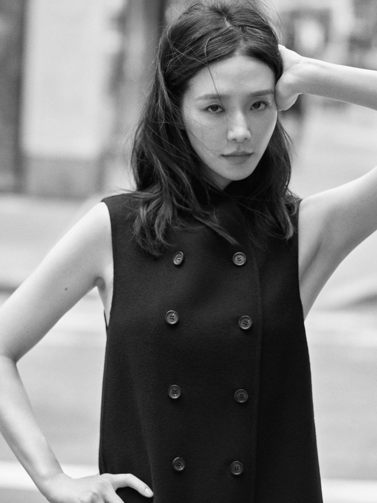 COS lansează o nouă campanie: Park Gyuyoung și Awar Odhiang, în rolurile principale 7 COS AW26 CAMPAIGN PARK GYUYOUNG 06