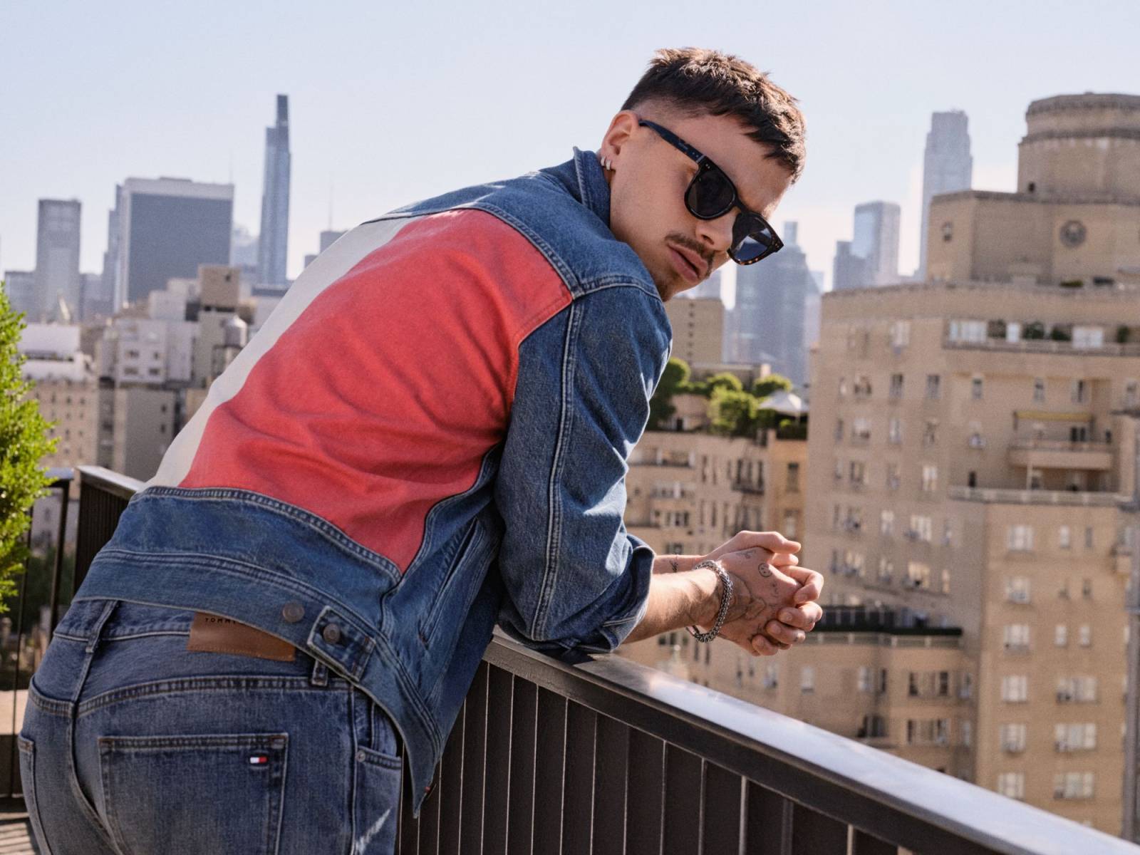 Tommy Hilfiger invită toți iubitorii de denim în lumea lui Romeo Beckham