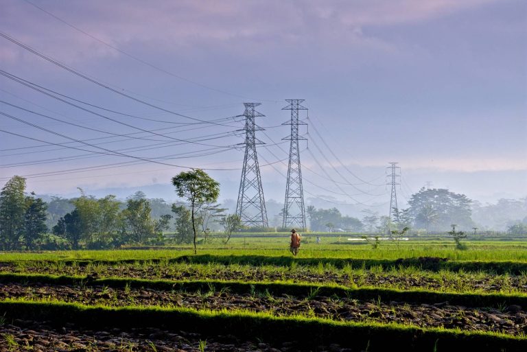 Indonezia electricitate dreamstime m 99333557