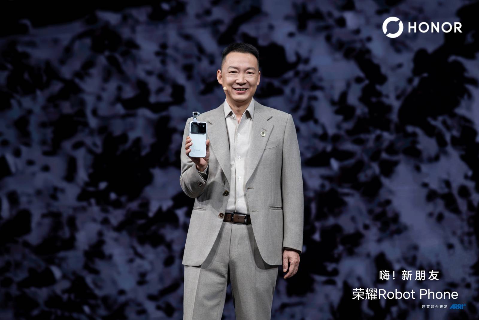 HONOR a lansat revoluționarul Robot Phone 1 James Li CEO of HONOR